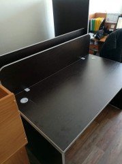 Столы для персонала с перегородками